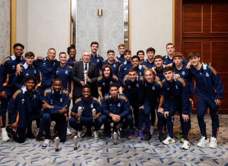  最大赢家！皇马全队和FIFA年度多座奖杯进行合照
