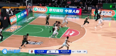  越战越勇！王岚嵚转换快下接球 急停追身三分命中