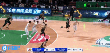  血亏！付豪无人防守超级空篮不中 反抢还被吹了犯规