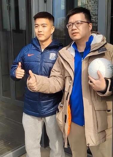  博主：原广州队边卫王世龙现身申花队内体测，为球迷签名合影