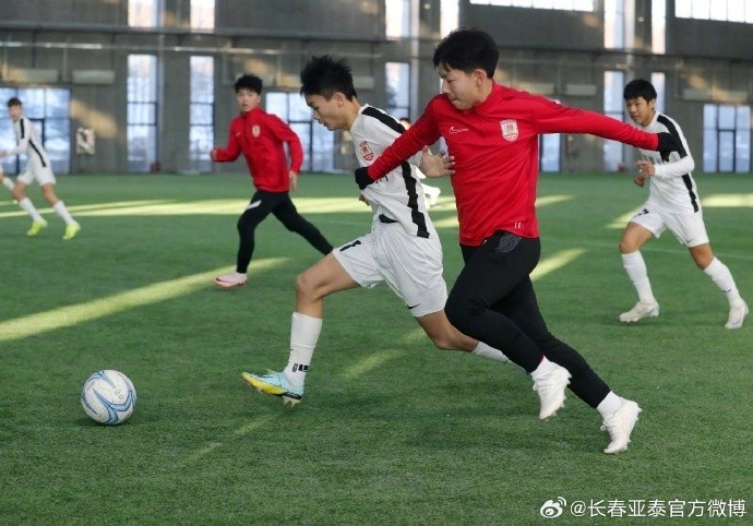  亚泰青训内部上演演兄弟德比 U15队挑战U16队提升冬训质量