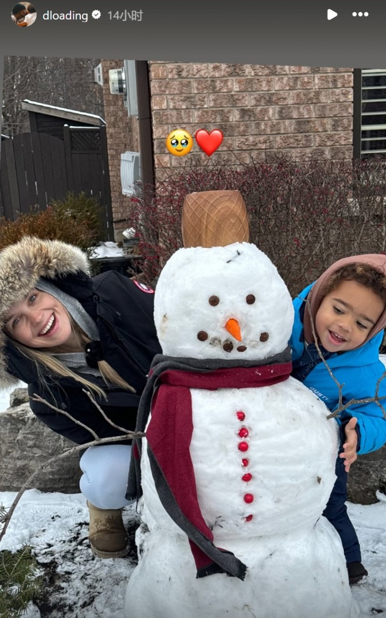  很温馨！拉塞尔晒妻子儿子一起堆雪人的合照：❤️