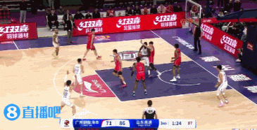  以一敌三！库马杰篮下自投自抢直接将球摁进篮筐