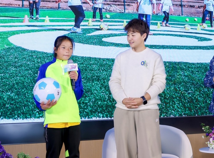  王霜：足球能让孩子阳光自信独立 希望有更多足球女孩被看见