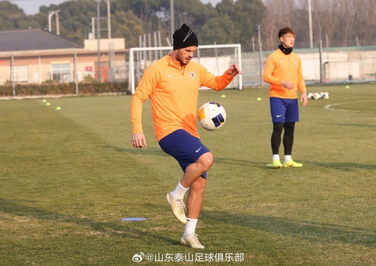  山东泰山队1月21日进行了一天两练，归队的国脚球员发挥出色