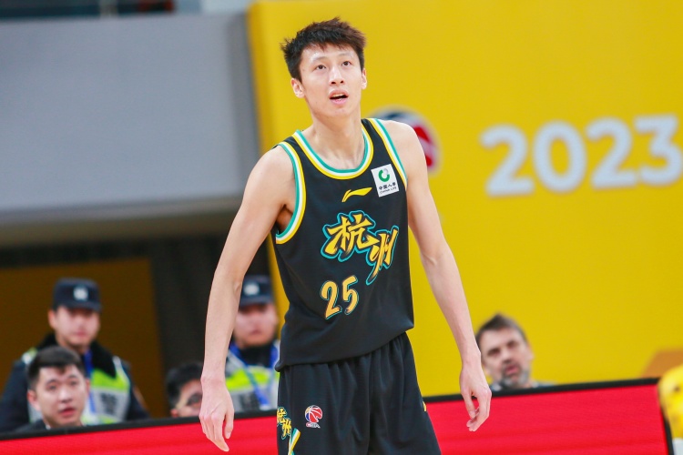  外线手感在线！赵岩昊半场替补11分钟 4中3&三分2中2拿到8分