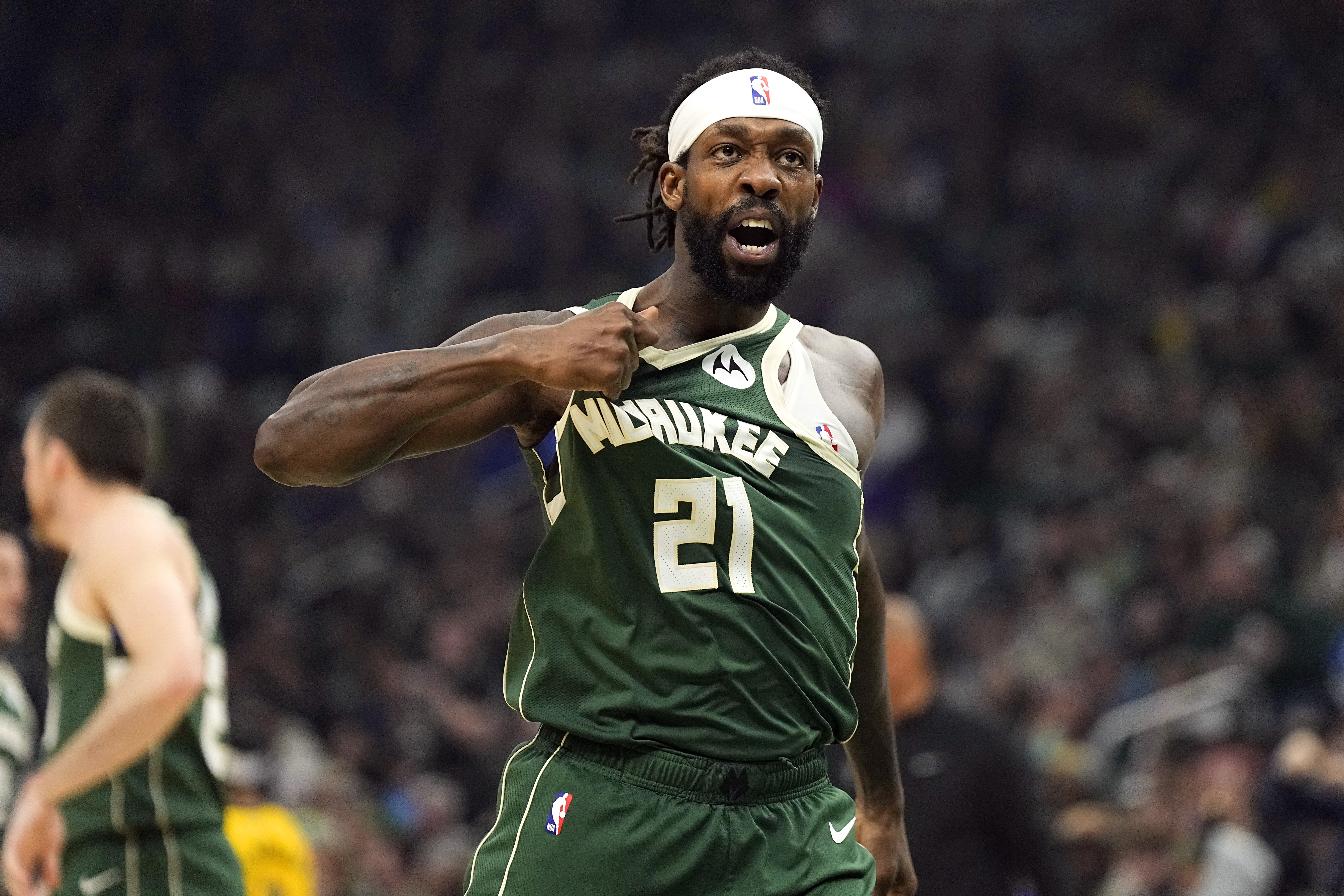  此前被NBA停薪禁赛4场！两名步行者球迷起诉去年用球砸人的贝弗利