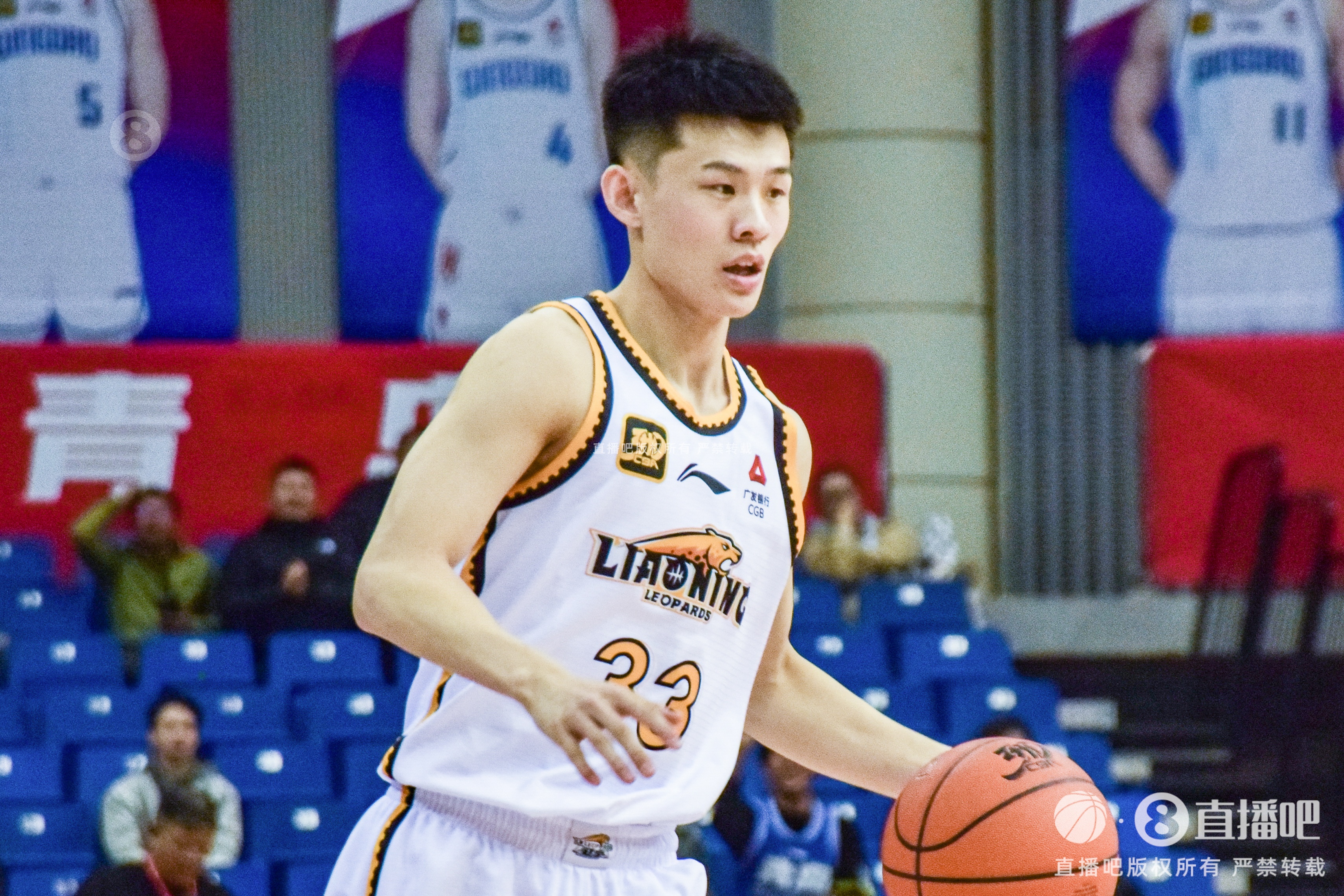 表现全面！王岚嵚半场5中3拿到8分5板6助2断