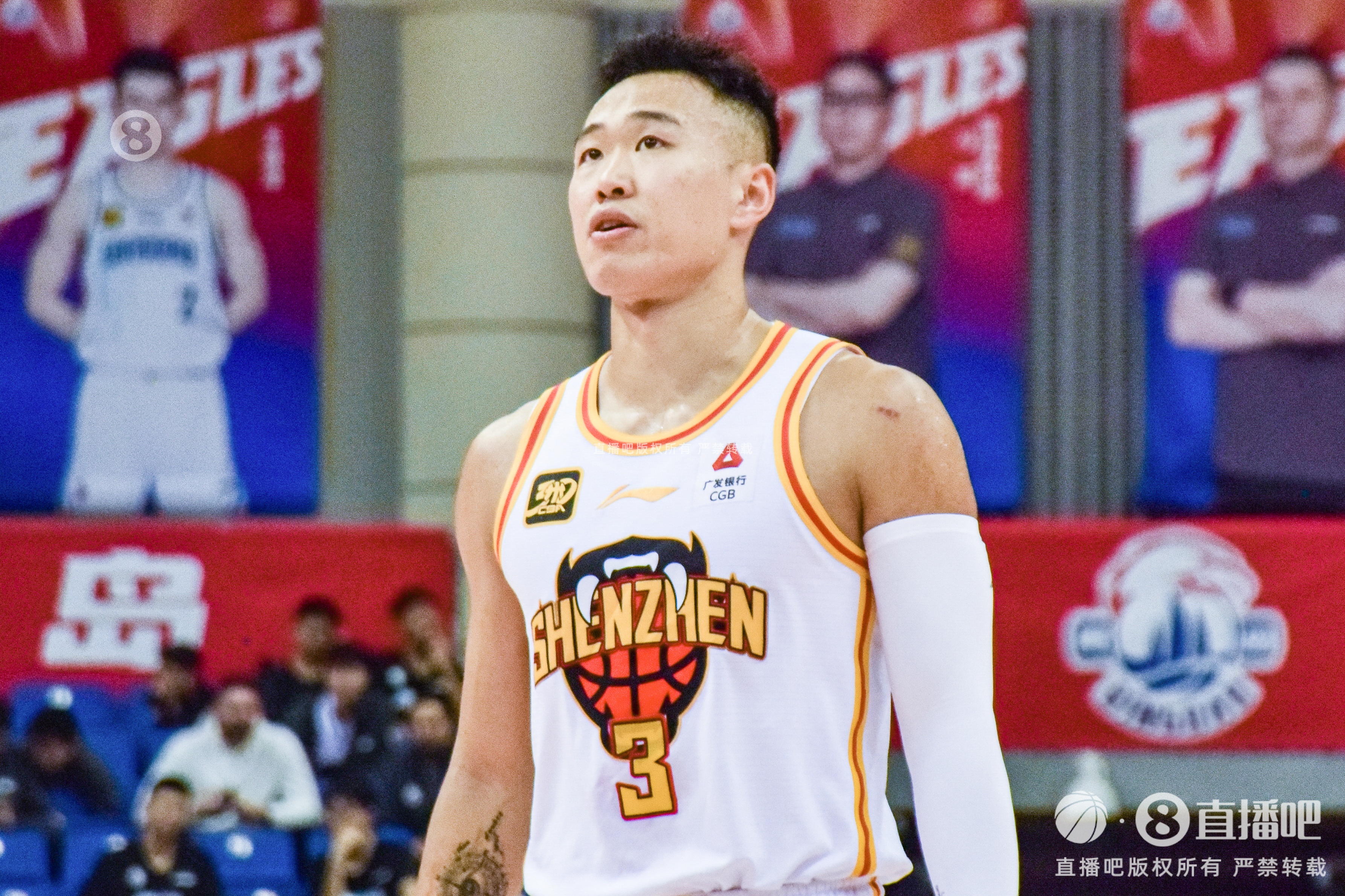  效率很高！贺希宁半场9中5砍全队最高20分 三分7中4