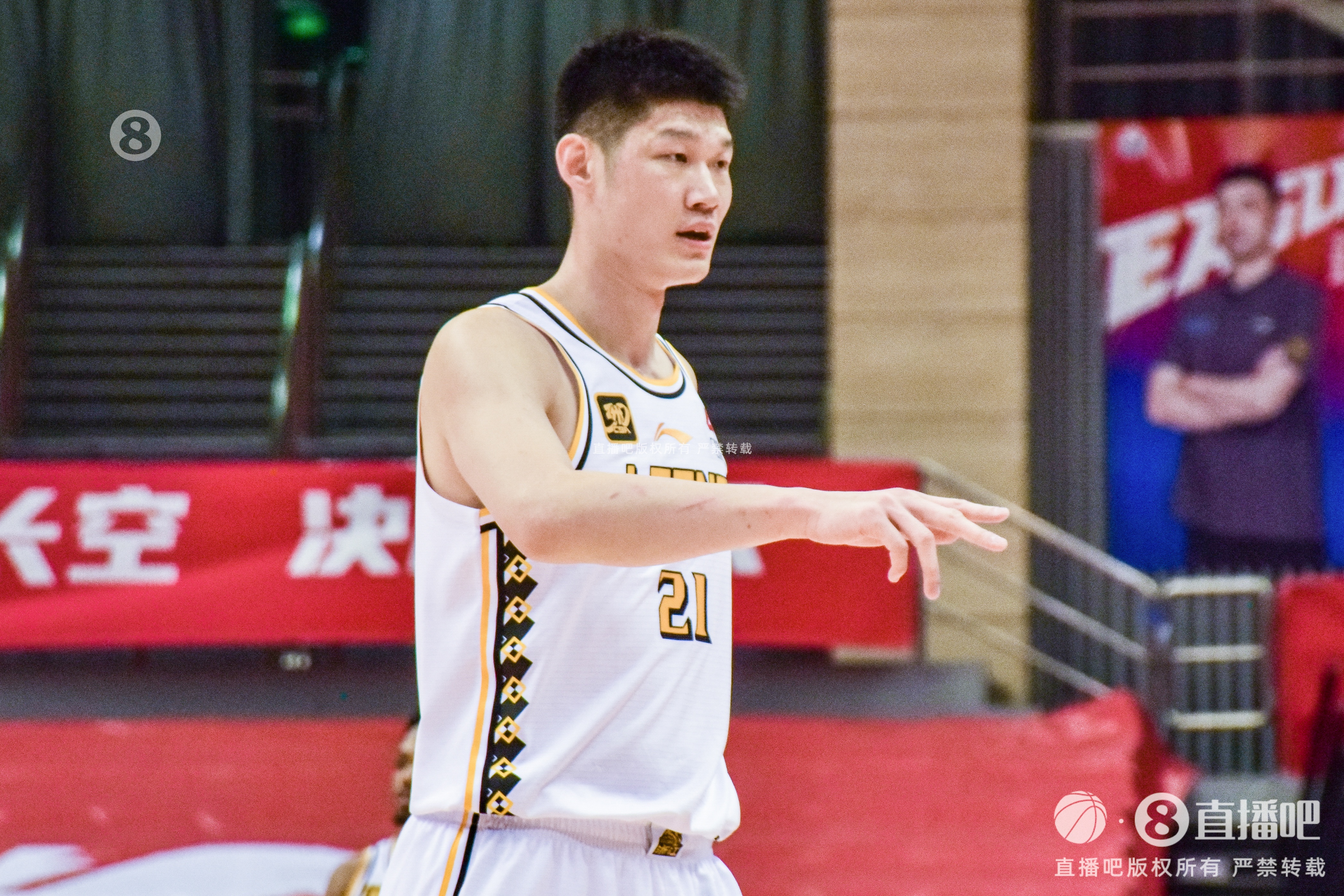 出手这么少！胡金秋半场仅一次出手 得到2分4板1断