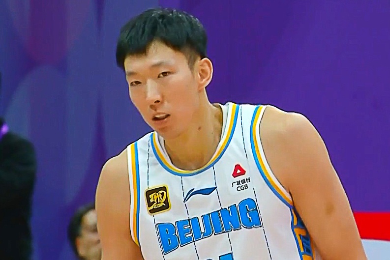  犯规麻烦很难受！周琦半场已经4犯 拿到4分6板1帽&也有4失误