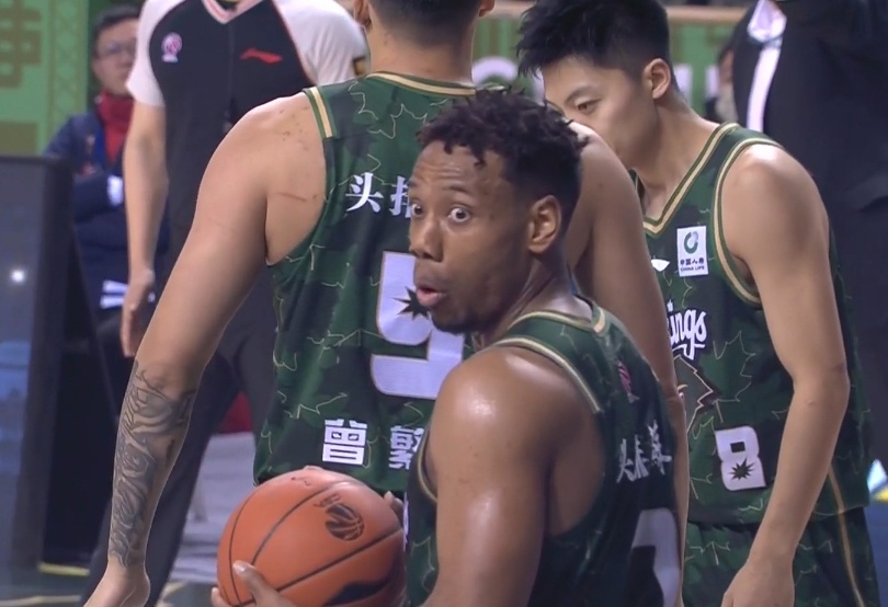  外线开火！祝铭震半场20分钟三分5中4拿到12分