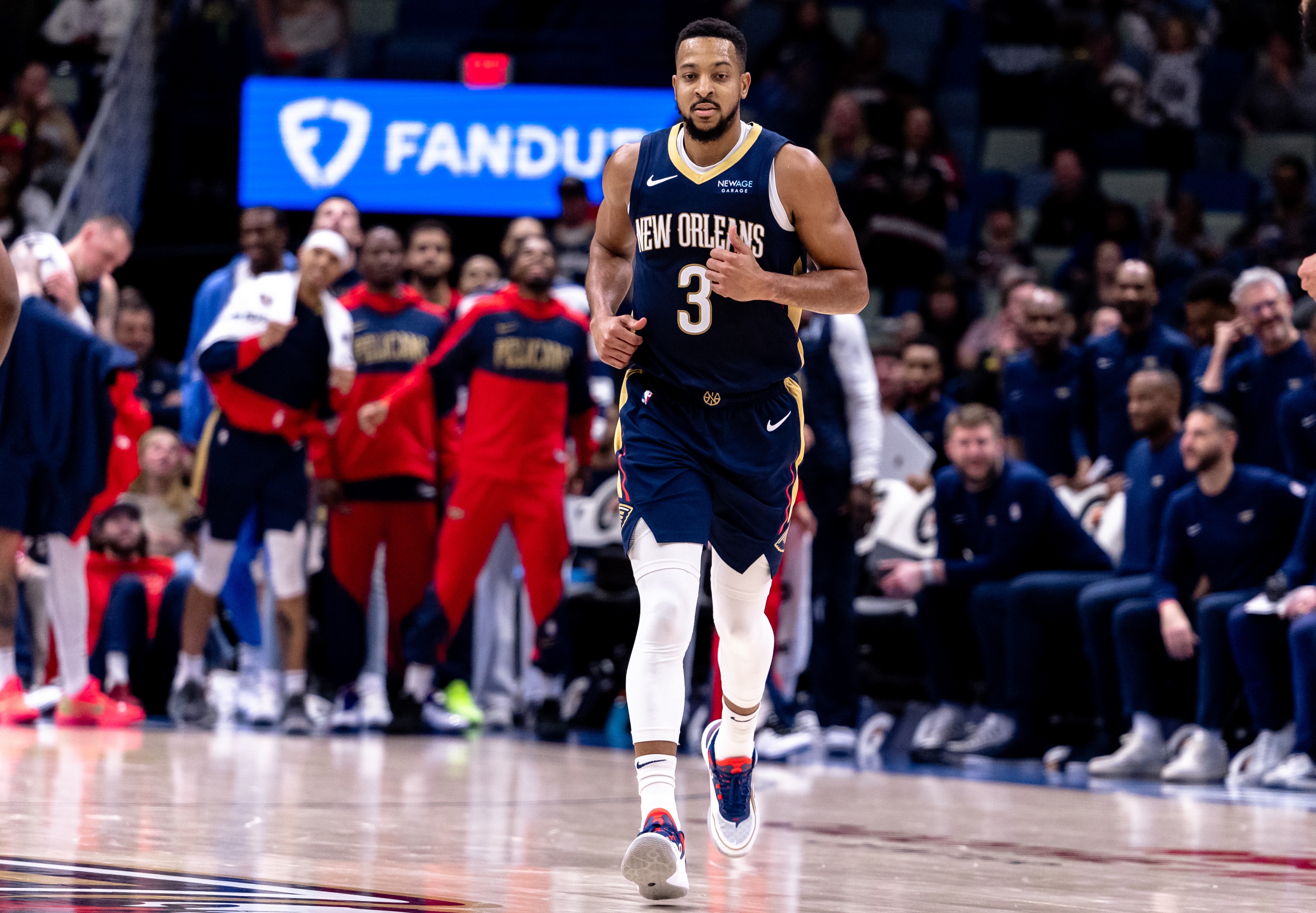 先声夺人！CJ-麦科勒姆上半场13中7砍23分2板2助 首节18分